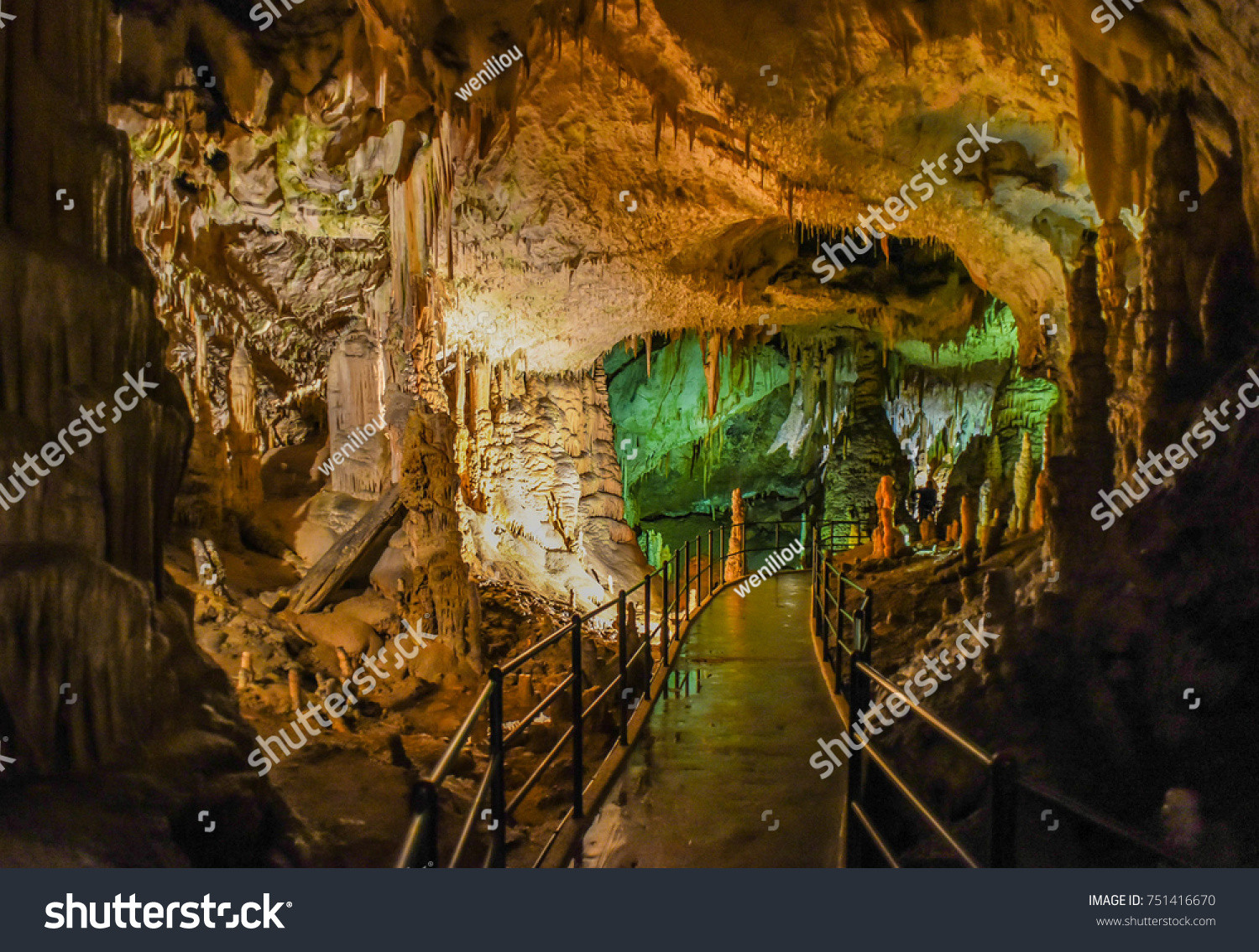 https://www.shutterstock.com/cs/image-photo/postojna-sloveniamay-17-2015-beautiful-stalactites-751416670